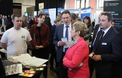 Im Rahmen des Messerundganges informierten sich die Vertreter der Städte und Jobcenter über die Angebote (hier am Stand von Heidelberger Druckmaschinen AG)