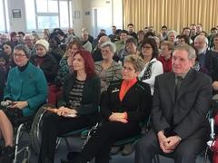 Menschen in der ersten Reihe bei der Preisverleihungsveranstaltung