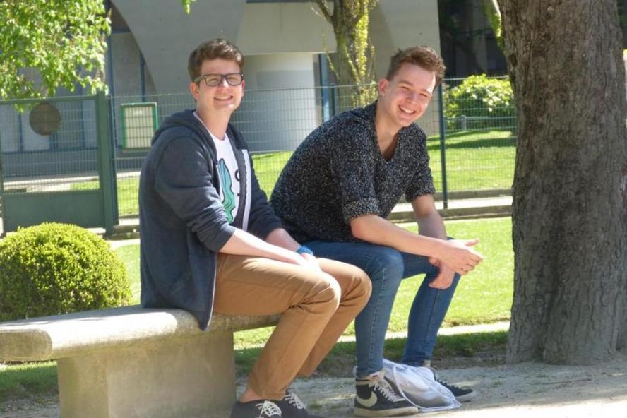 Ivry-sur-Seine zwei sitzende lachende Jugendliche