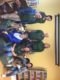 Oberbürgermeisterin Dr. Dietlind Tiemann beim Besuchshundeteam in der Stadtteilbibliothek Hohenstücken