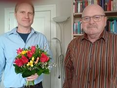 Wappengestalter Mathias Kriesel (links) und Ortsvorsteher Bodo Kaßau bei der offiziellen Wappenübergabe am 23. Februar 2024.