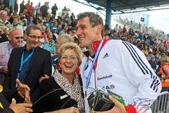 Glücklicher Sieger und stolzes Stadtoberhaupt. Glücklicher Sieger und stolzes Stadtoberhaupt.