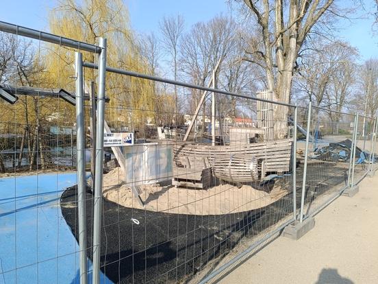 Spielplatz wird repariert