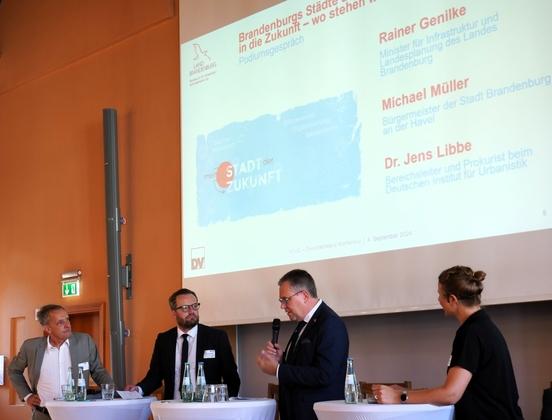 Podiumsdiskussion mit Rainer Genilke, Michael Müller und Dr. Jens Libbe