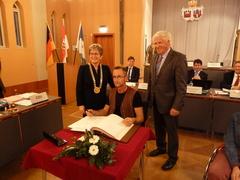 Bundestrainer Andreas Herdlitschke nach der Unterschrift.