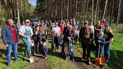Beigeordneter Thomas Barz (links) hieß das Brandenburger-Bank-Team im Stadtwald willkommen und dankte im Namen der Stadt für das Engagement.