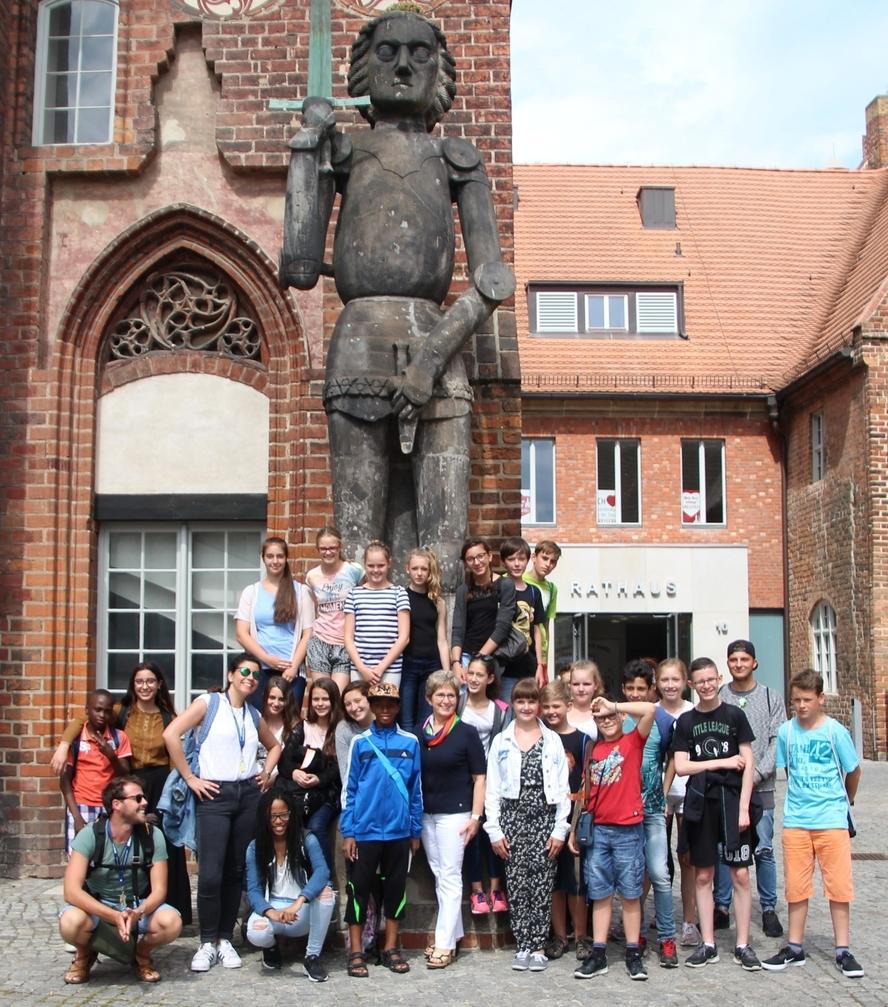 Ivry-sur-Seine Gruppenbild vor dem Rathaus mit Dietlind Tiemann