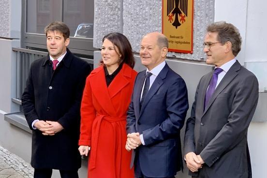 Oberbürgermeister Steffen Scheller mit Bundesaußenministerin Annalena Baerbock, Bundeskanzler Olaf Scholz und BfAA-Leiter Georg Birgelen