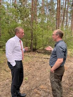 Beigeordneter und Kämmerer Thomas Barz im Gespräch mit Thomas Meier, Teamleiter Brandenburger Stadtforst.