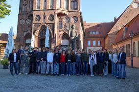 Schülergruppe vor dem Altstädtischen Rathaus