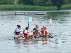 Zweikampf Ob das gut geht? Zwei Teams kommen sich auf dem Wasser sehr nah.