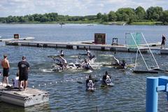 Kanu-Polo Kanu-Polo-Spieler kämpfen um den Ball