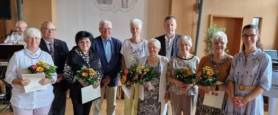 Sechs ausgezeichnete Seniorinnen mit der Gratulantenschar.