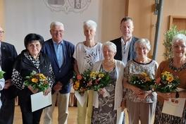 Sechs ausgezeichnete Seniorinnen mit der Gratulantenschar.