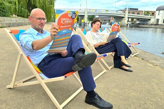Oberbürgermeister Daniel Keip und Kulturbüro-Leiterin Stephanie Knitter haben schon mal die bunten Havelsommer-Liegestühle getestet.