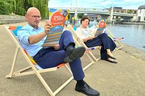 Oberbürgermeister Daniel Keip und Kulturbüro-Leiterin Stephanie Knitter haben schon mal die bunten Havelsommer-Liegestühle getestet.