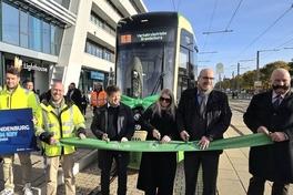 Steffen Scheller, Katarzyna Lettau und Jörg Vogler beim Banddurchschnitt.
