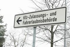 Hinweisschild zur Kfz-Zulassungsstelle und Fahrerlaubnisbehörde