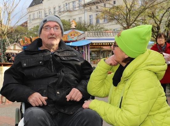 Katrin Tietz mit Rollstuhlfahrer