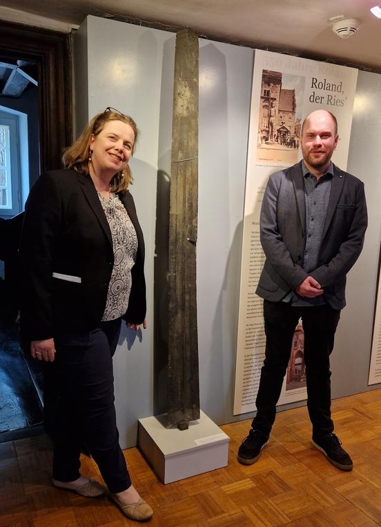 Museumsleiterin Anja Grothe mit Ausstellungs-Kurator Stefan Jürgens und Rolands Originalschwert.