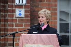 Oberbürgermeisterin Dietlind Tiemann: "Heute gelten demokratische Regeln! Solche Entscheidungen dürfen nicht über die Köpfe der Bürger hinweg getroffen werden. Die Bürger müssen mitentscheiden können!"