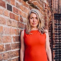 Kim Seligsohn erinnert mit ihrer musikalischen Performance an die Jüdinnen und Juden, die nicht nur ihre Heimat, sondern zumeist auch ihr Leben verloren (Foto: Franka Schwarz)