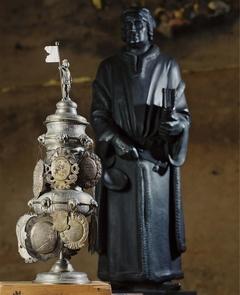 Willkomm der Tuchmacher, Zinn, 1650 und Bronzefigur des Kurfürstenbrunnens, 1912. Foto: Hans-Uwe Salge, Brandenburg an der Havel