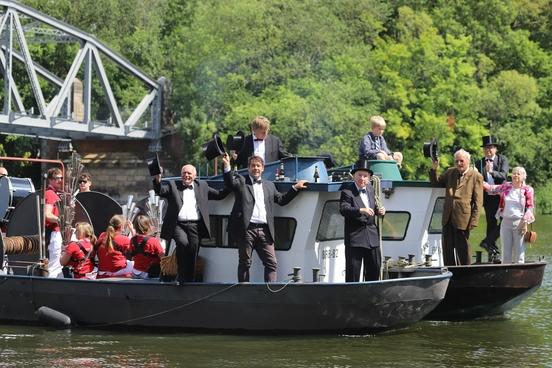 Auf dem Flaggschiff des Bootskorso standen die Prominenten