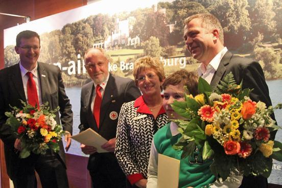 Oberbürgermeisterin mit den Preisträgern des TMB-Sonderpreises, Vertreter der Wasserwacht (li.) und dem Verbandspräsidenten der DLRG, Armin Zimmermann (mit Sohn Niclas)