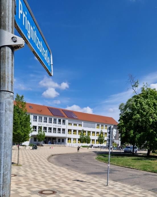 Die Prignitzstraße liegt in einer Tempo-30-Zone und führt am Bertolt-Brecht-Gymnasium vorbei.