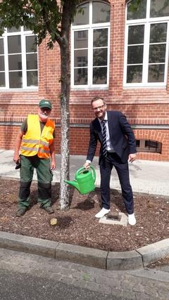 Bürgermeister Michael Müller (rechts) und ein Mitarbeiter der Firma GGS beim Gießen