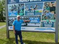 Ruderer vor dem Plakat