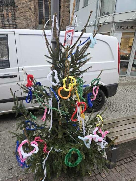 Geschmückte Bäume in Hauptstraße.