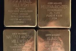 Vier Steine – vier Namen – vier Menschen." Die vier Stolpersteine sind vom Künstler Gunter Demnig gestaltet