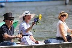 Die Bildungsbeigeordnete Alexandra Adel grüßte mit einer Sonnenblume aus dem Korso
