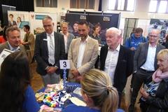 Politprominenz informiert sich bei Ausstellern.