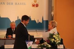 Oberbürgermeisterin Dr. Dietlind Tiemann übergibt die Ernennungsurkunde an Bürgermeister Steffen Scheller