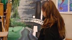 Brandenburg & ich – Abb 1 Kritisch ist der Blick der Künstlerin auf das bald vollendete Werk (Foto: Stiftung Wredow‘sche Zeichenschule)