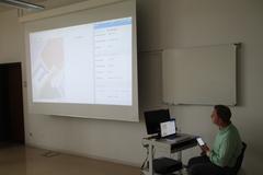 Manuel Eckert erklärt die Funktionsweise des NotrufPlus Systems.