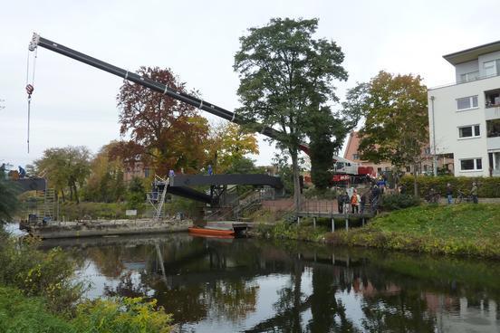 Mittelteil für neue Brücke montiert