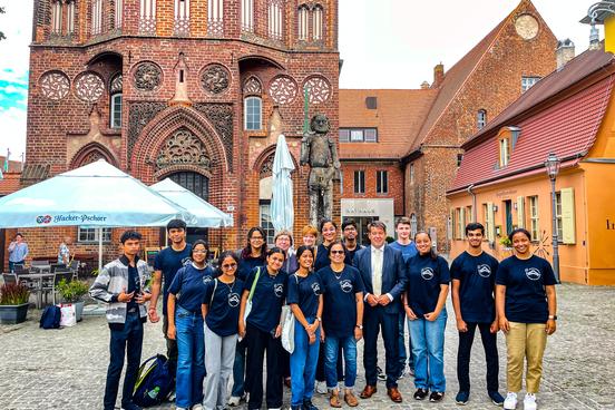 Teamfoto vor dem Altstädtischen Rathaus