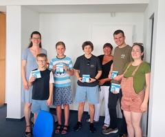 Beigeordnete Alexandra Adel (links) mit den Gewinnern der Jugendumfrage