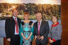 Das Ehepaar Günter Grossmann und Marta Zydek-Grißmann gemeinsam mit Oberbürgermeisterin Dr. Dietlind Tiemann und STG mbH Geschäftsführer Thomas Krüger