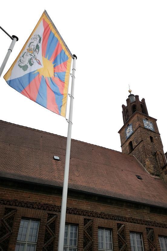 Tibetische Fahne am Rathaus