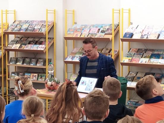 Intendant Dr. Alexander Busche zu Gast in der Kinderbibliothek