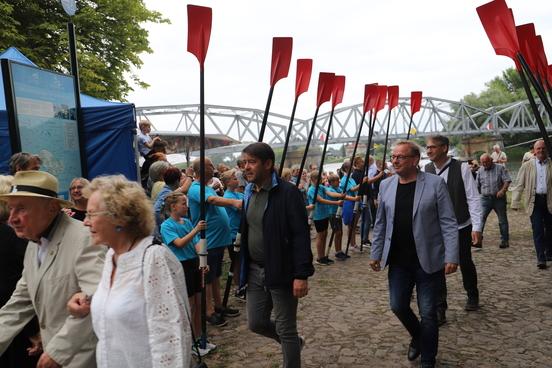 OB Scheller und Ortsvorsteher Geiseler beim Ausmarsch