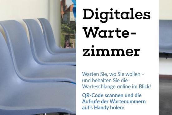 Plakat, im Hintergrund ein Foto vom Wartezimmer, im Vordergrund Text zur Erklärung des Digitalen Wartezimmers