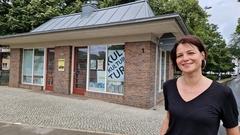 Kulturbüro-Leiterin Stephanie Knitter vor dem Kulturpavillon, Nicolaiplatz1.