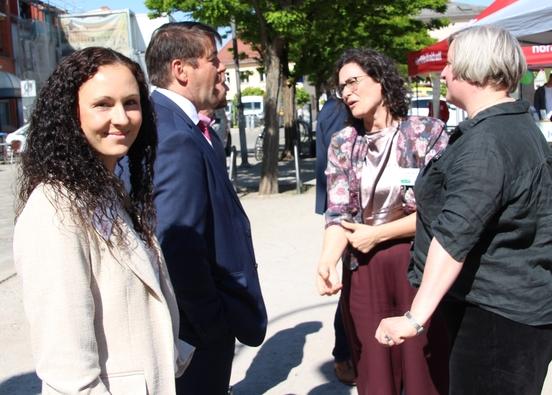 Der Oberbürgermeister ist auf dem Neustädtischen Markt an den Aktionsständen und spricht mit den Pflegedienstleistern