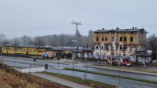 Das benachbarte Gebäude des Motorradclubs blieb vom Feuer verschont.